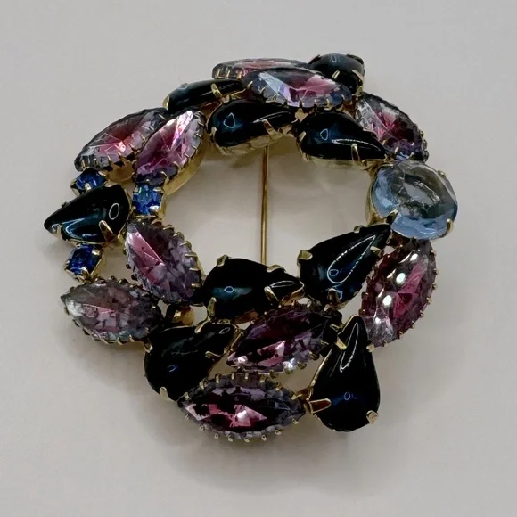VINTAGE Duo Tone Crystal Wreath Brooch - Picture 4 of 10